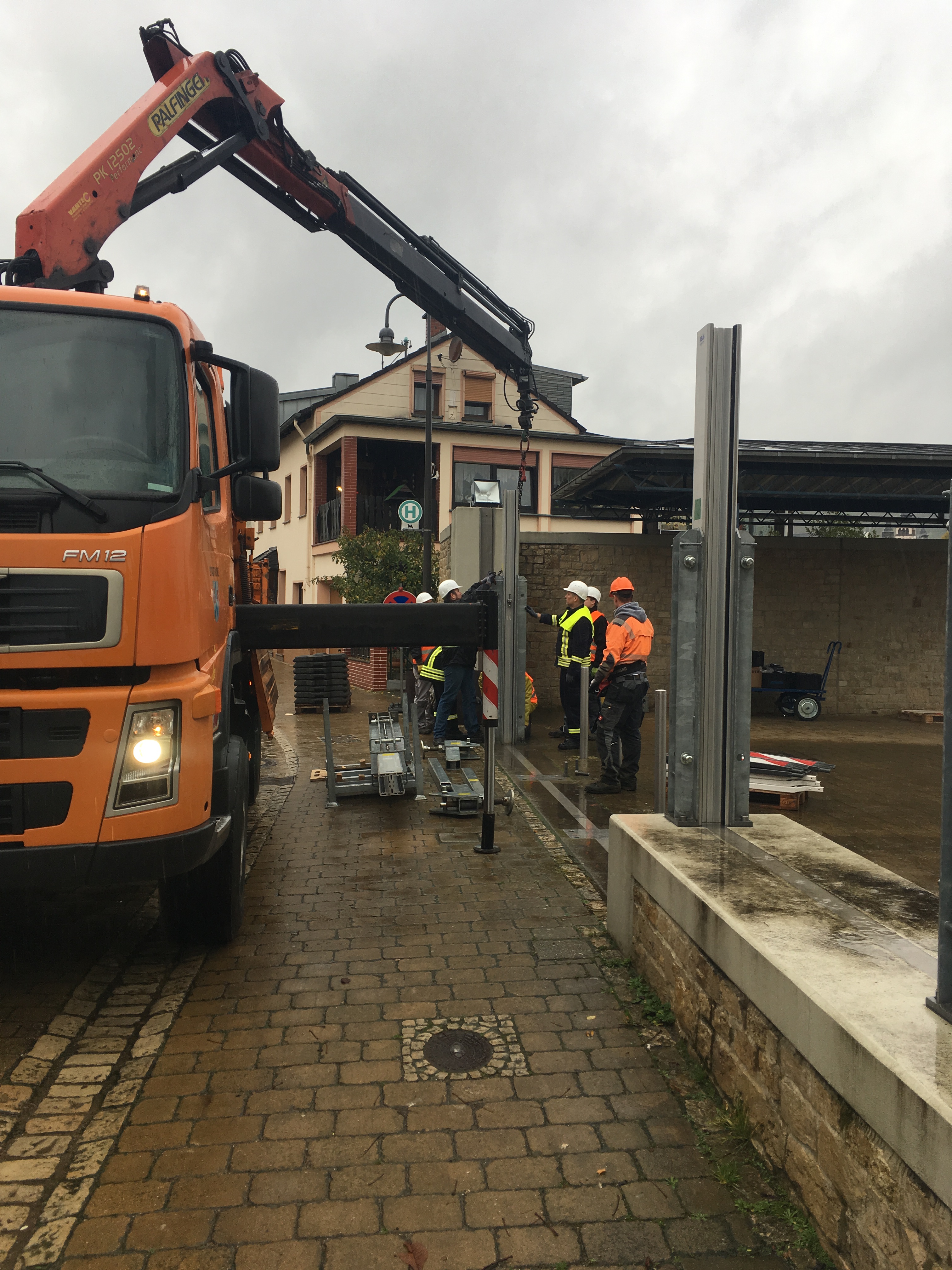 Volvo LKW mit Ladekran